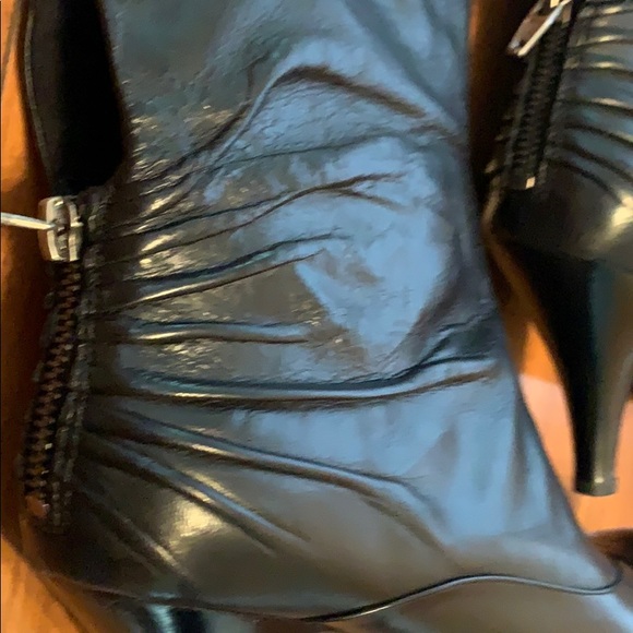 Nine West Black Zipper Heal EUC - Picture 3 of 5